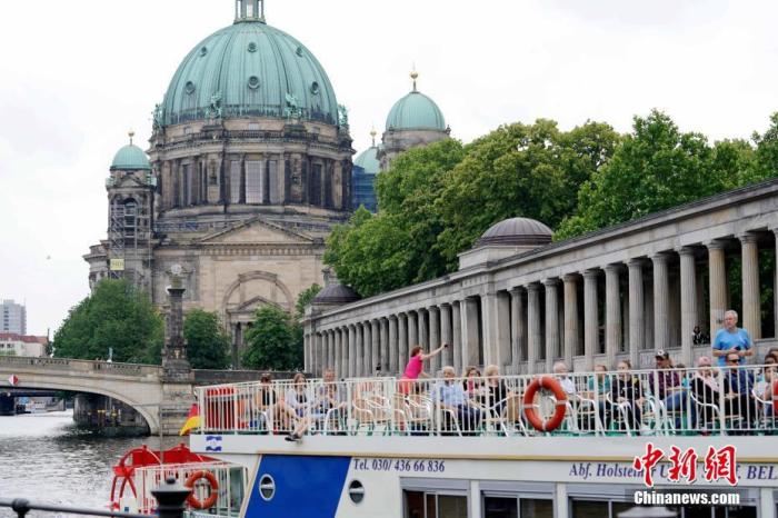 德国首都柏林著名景点和地标建筑之一柏林大教堂日前重新向游客开放。图为6月12日下午，一艘游船行驶在柏林大教堂前。
/p中新社记者 彭大伟 摄