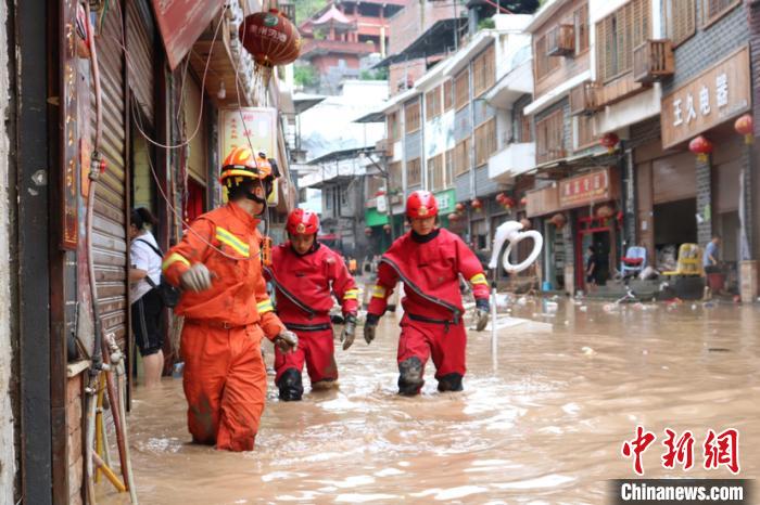 图为消防员在灾害抢险救援。贵州省消防救援总队供图